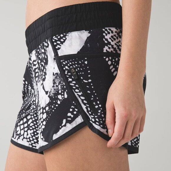 Lululemon Tracker Short III *4-way Stretch - 12 Static Mist White Black - Picture 3 of 7